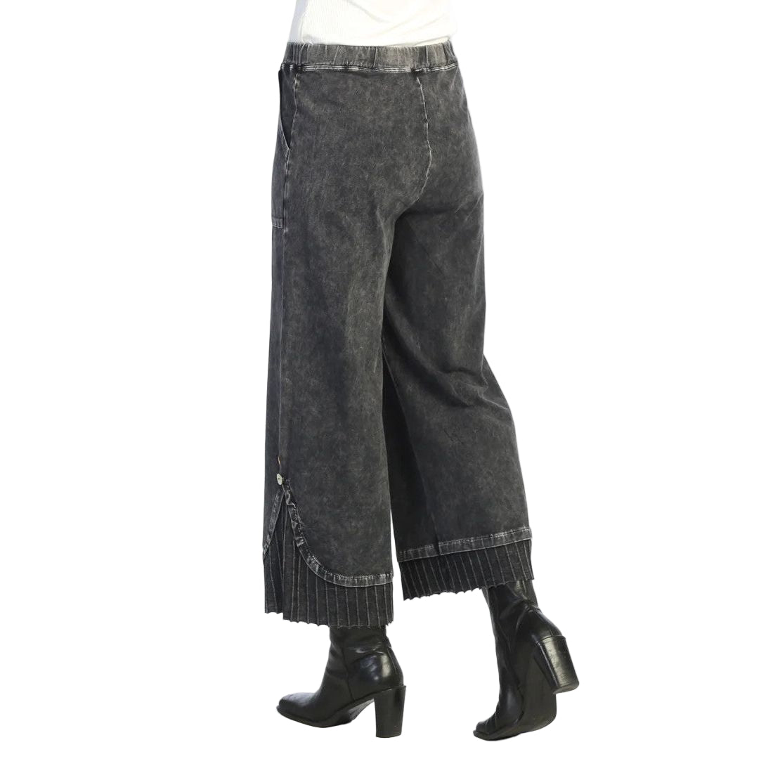 Jess & Jane Black Pleated Ribbed Hem Button Accent Pant (M125)