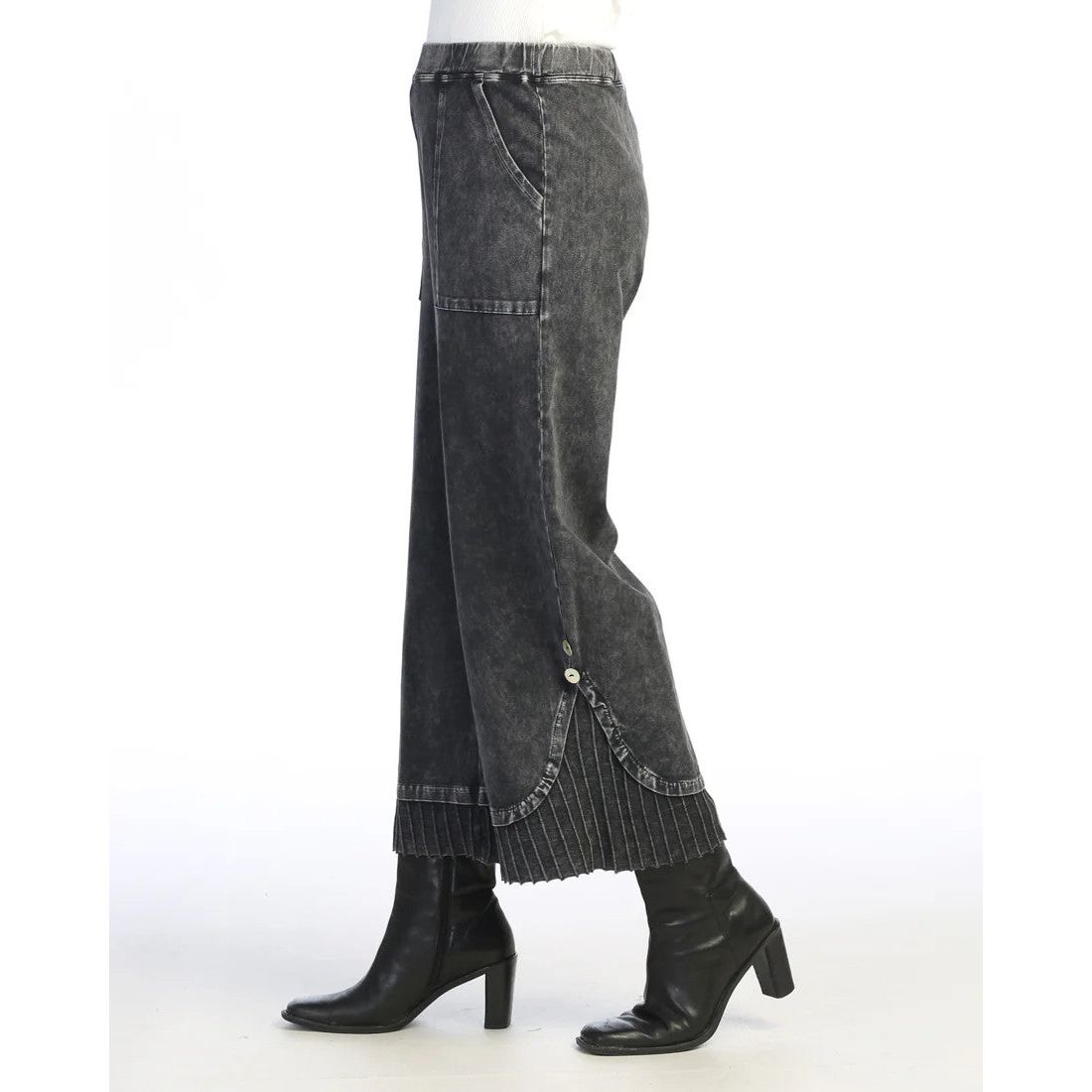 Jess & Jane Black Pleated Ribbed Hem Button Accent Pant (M125)