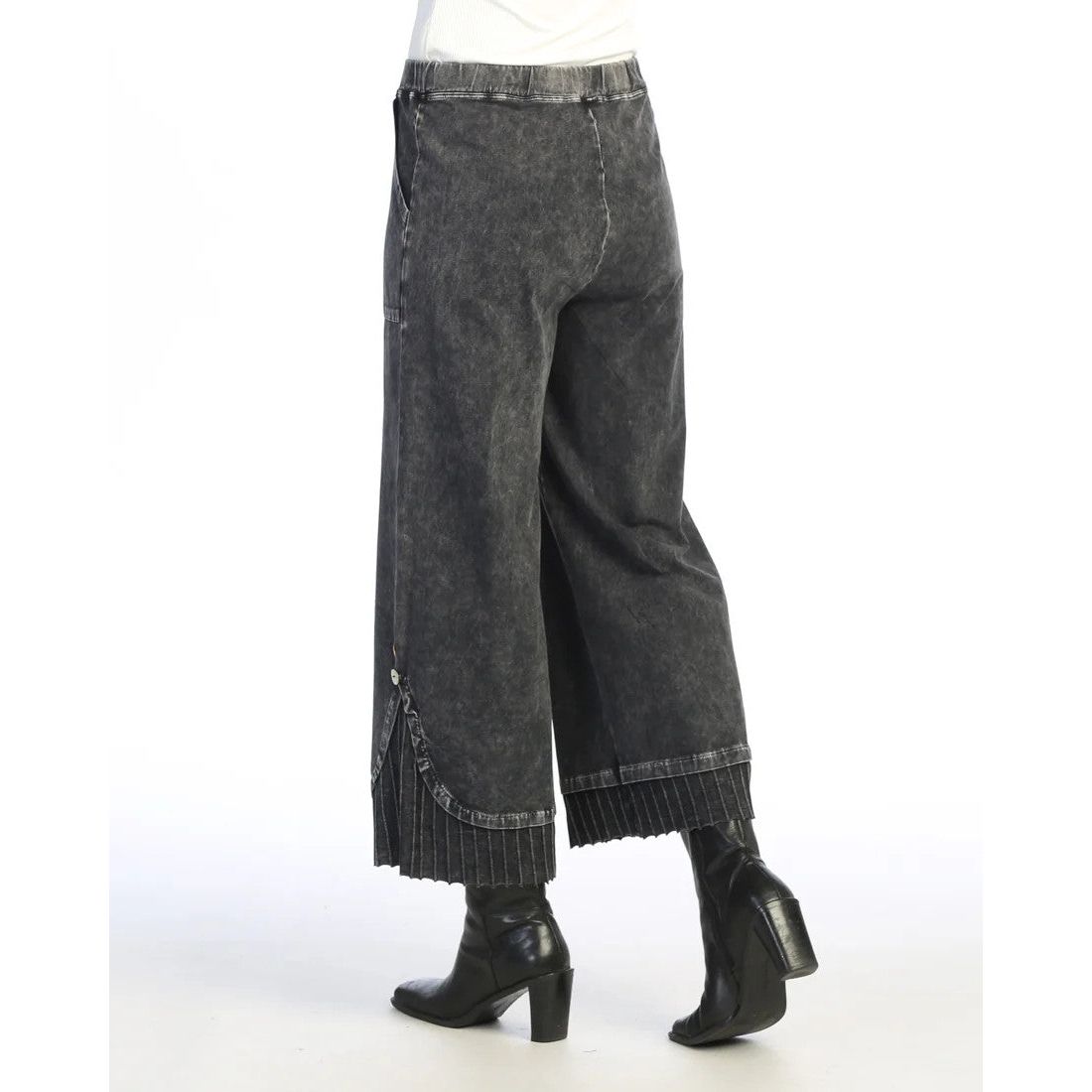 Jess & Jane Black Pleated Ribbed Hem Button Accent Pant (M125)