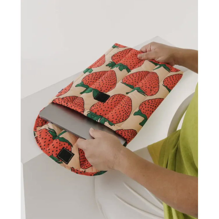 Baggu Puffy Laptop Sleeve 16" - Strawberry